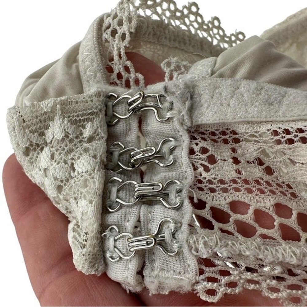 Victoria’s Secret Off White Lace Front Clasp Bralette Wireless size medium - Picture 6 of 6